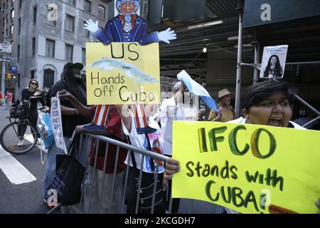 Les personnes qui soutiennent la fin du blocus économique américain contre Cuba manifestent devant la mission cubaine aux Nations Unies à Midtown, sur 23 juin 2021, dans la ville de New York, aux États-Unis. L’Assemblée générale des Nations Unies devrait voter aujourd’hui contre l’« embargo financier » américain contre l’île socialiste. Depuis des décennies, Cuba a subi des sanctions politiques et économiques : renforcées par l'administration Trump et maintenues sous la présidence de Biden qui n'a pas encore tenu sa promesse de campagne d'intervenir. (Photo de John Lamparski/NurPhoto) Banque D'Images