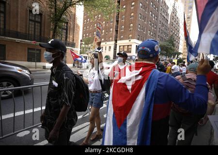 Les personnes qui soutiennent la fin du blocus économique américain contre Cuba manifestent devant la mission cubaine aux Nations Unies à Midtown, sur 23 juin 2021, dans la ville de New York, aux États-Unis. L’Assemblée générale des Nations Unies devrait voter aujourd’hui contre l’« embargo financier » américain contre l’île socialiste. Depuis des décennies, Cuba a subi des sanctions politiques et économiques : renforcées par l'administration Trump et maintenues sous la présidence de Biden qui n'a pas encore tenu sa promesse de campagne d'intervenir. (Photo de John Lamparski/NurPhoto) Banque D'Images