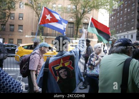 Les personnes qui soutiennent la fin du blocus économique américain contre Cuba manifestent devant la mission cubaine aux Nations Unies à Midtown, sur 23 juin 2021, dans la ville de New York, aux États-Unis. L’Assemblée générale des Nations Unies devrait voter aujourd’hui contre l’« embargo financier » américain contre l’île socialiste. Depuis des décennies, Cuba a subi des sanctions politiques et économiques : renforcées par l'administration Trump et maintenues sous la présidence de Biden qui n'a pas encore tenu sa promesse de campagne d'intervenir. (Photo de John Lamparski/NurPhoto) Banque D'Images