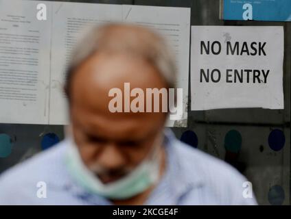 Un homme sans masque se tient devant un papier imprimé comme No Mask No Entry dans une situation d'urgence du coronavirus à Kolkata, Inde, 24 juin 2021. (Photo par Indranil Aditya/NurPhoto) Banque D'Images