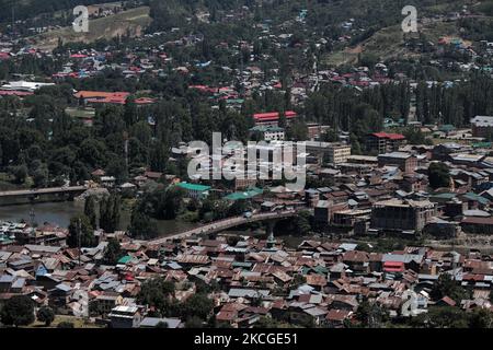 Vue aérienne de la ville de Baramulla comme véhicule blindé du CRPF est vu sur un pont à Baramulla, Jammu et Cachemire, Inde le 24 juin 2021. Le PM Narendra Modi présidera la réunion de tous les partis avec les dirigeants de Jammu et Cachemire.jusqu'à 14 leaders éminents de Jammu et Cachemire sont prévus pour assister à la réunion avec le Premier ministre Narendra Modi jeudi.la réunion de tous les partis sera le premier engagement politique depuis l'abrogation de l'article 370Â in 2019 lorsque le Centre a révoqué le statut spécial de Jammu-et-Cachemire. (Photo de Nasir Kachroo/NurPhoto) Banque D'Images