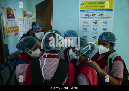 Les membres du stagiaire en soins infirmiers se réunissent pour recevoir une dose de vaccin Covishield contre le coronavirus Covid-19 lors d'une campagne de vaccination dans un centre de santé urbain, à Kolkata, en Inde, en 24 juin 2021. (Photo de Dipayan Bose/NurPhoto) Banque D'Images