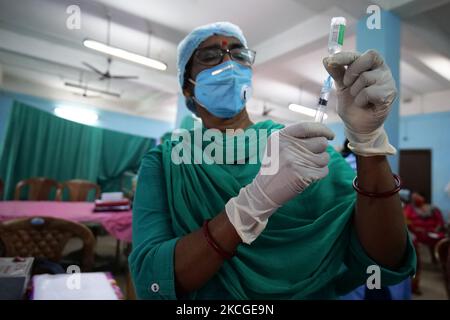 Un travailleur de la santé préparant une dose du vaccin Covishield contre le coronavirus Covid-19 lors d'une campagne de vaccination dans un centre de santé urbain, à Kolkata, en Inde, en 24 juin 2021. (Photo de Dipayan Bose/NurPhoto) Banque D'Images