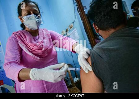 Un agent de santé inocule une dose du vaccin Covishield contre le coronavirus Covid-19 lors d'une campagne de vaccination dans un centre de santé urbain, à Kolkata, en Inde, en 24 juin 2021. (Photo de Dipayan Bose/NurPhoto) Banque D'Images