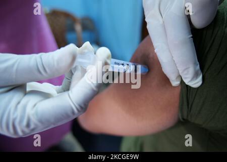 Un agent de santé inocule une dose du vaccin Covishield contre le coronavirus Covid-19 lors d'une campagne de vaccination dans un centre de santé urbain, à Kolkata, en Inde, en 24 juin 2021. (Photo de Dipayan Bose/NurPhoto) Banque D'Images