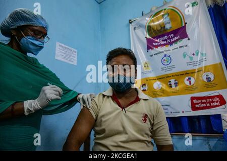 Un agent de santé inocule une dose du vaccin Covishield contre le coronavirus Covid-19 lors d'une campagne de vaccination dans un centre de santé urbain, à Kolkata, en Inde, en 24 juin 2021. (Photo de Dipayan Bose/NurPhoto) Banque D'Images