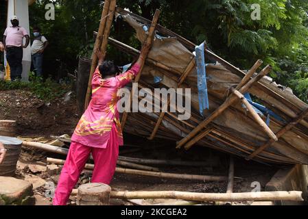 Les vendeurs ont récupéré leurs biens après que l'administration du district ait démoli leurs magasins construits illégalement, lors d'une évacuation à Guwahati, en Inde, sur 24 juin 2021. (Photo de David Talukdar/NurPhoto) Banque D'Images