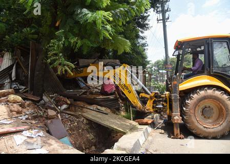 L'administration du district a démoli des magasins construits illégalement, lors d'une évacuation à Guwahati, en Inde, sur 24 juin 2021. (Photo de David Talukdar/NurPhoto) Banque D'Images