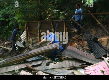 Les vendeurs ont récupéré leurs biens après que l'administration du district ait démoli leurs magasins construits illégalement, lors d'une évacuation à Guwahati, en Inde, sur 24 juin 2021. (Photo de David Talukdar/NurPhoto) Banque D'Images