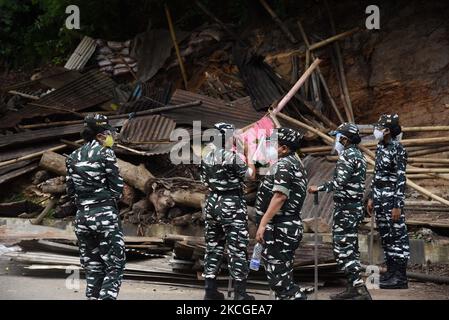 L'administration du district a démoli des magasins construits illégalement, lors d'une évacuation à Guwahati, en Inde, sur 24 juin 2021. (Photo de David Talukdar/NurPhoto) Banque D'Images
