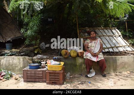 Vendeur après administration de district démoli leurs magasins construits illégalement, au cours d'un déplacement d'évacuation à Guwahati, en Inde, sur 24 juin 2021. (Photo de David Talukdar/NurPhoto) Banque D'Images