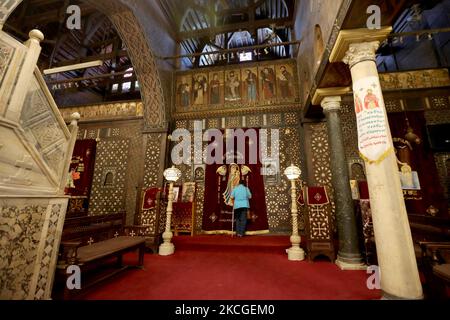 Le complexe des religions du Vieux Caire réunit dans un seul domaine les lieux de culte des trois religions, islamique, copte et judaïque. L'histoire de la région remonte à l'ancienne ère pharaonique, puis la forteresse romaine connue sous le nom de 'Château de Babylone', elle a été construite en raison de l'importance stratégique du site, jusqu'à l'entrée du leader AMR ibn al-AAS en Égypte, Qui a établi la ville de Fustat et sa mosquée connue sous le nom de la vieille mosquée. Il y a plusieurs églises, l'église Saint Abi Sergua, l'église Saint-Georges, l'église Saint-Barbara, l'église Saint Abi Sefein, l'église de Banque D'Images