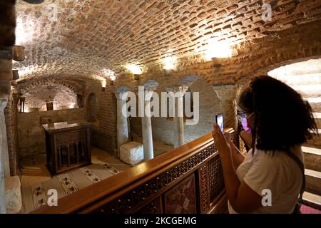 Le complexe des religions du Vieux Caire réunit dans un seul domaine les lieux de culte des trois religions, islamique, copte et judaïque. L'histoire de la région remonte à l'ancienne ère pharaonique, puis la forteresse romaine connue sous le nom de 'Château de Babylone', elle a été construite en raison de l'importance stratégique du site, jusqu'à l'entrée du leader AMR ibn al-AAS en Égypte, Qui a établi la ville de Fustat et sa mosquée connue sous le nom de la vieille mosquée. Il y a plusieurs églises, l'église Saint Abi Sergua, l'église Saint-Georges, l'église Saint-Barbara, l'église Saint Abi Sefein, l'église de Banque D'Images