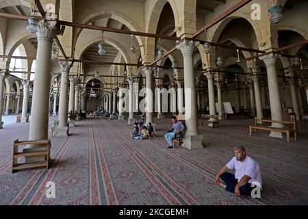 Le complexe des religions du Vieux Caire réunit dans un seul domaine les lieux de culte des trois religions, islamique, copte et judaïque. L'histoire de la région remonte à l'ancienne ère pharaonique, puis la forteresse romaine connue sous le nom de 'Château de Babylone', elle a été construite en raison de l'importance stratégique du site, jusqu'à l'entrée du leader AMR ibn al-AAS en Égypte, Qui a établi la ville de Fustat et sa mosquée connue sous le nom de la vieille mosquée. Il y a plusieurs églises, l'église Saint Abi Sergua, l'église Saint-Georges, l'église Saint-Barbara, l'église Saint Abi Sefein, l'église de Banque D'Images