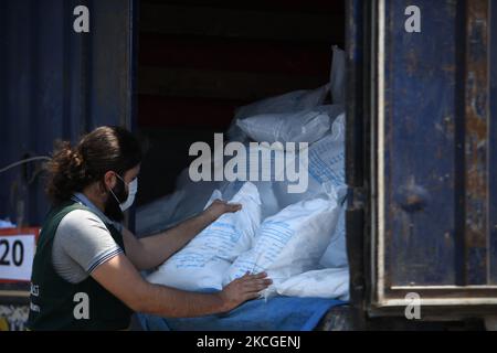 Des camions chargés d'aide humanitaire fournis par le Programme alimentaire mondial des Nations Unies se trouvent dans le nord de la Syrie par le passage de Bab Al-Hawa, sur le passage de 24 juin 2021 depuis le territoire turc. Il a été placé dans les entrepôts des organisations locales syriennes et le mécanisme d'acheminement de l'aide humanitaire en Syrie de l'autre côté de la frontière se termine le 10 juillet prochain. (Photo de Rami Alsayed/NurPhoto) Banque D'Images