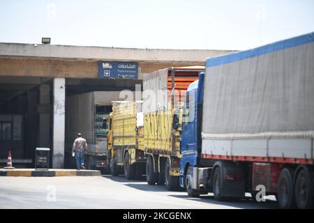 Des camions chargés d'aide humanitaire fournis par le Programme alimentaire mondial des Nations Unies se trouvent dans le nord de la Syrie par le passage de Bab Al-Hawa, sur le passage de 24 juin 2021 depuis le territoire turc. Il a été placé dans les entrepôts des organisations locales syriennes et le mécanisme d'acheminement de l'aide humanitaire en Syrie de l'autre côté de la frontière se termine le 10 juillet prochain. (Photo de Rami Alsayed/NurPhoto) Banque D'Images