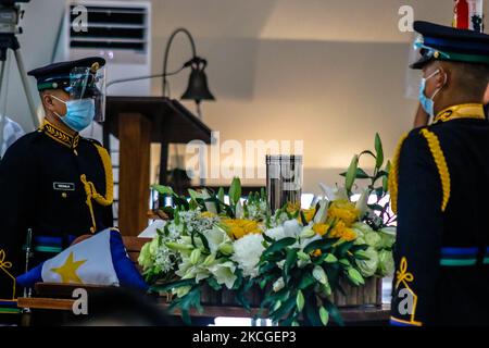 Les cendres de l'ancien président philippin Benigno 'Noynoy' Aquino III sont portées à l'Université Ateneo de Manille, à Quezon City, aux Philippines, pour être visionnées par le public sur 25 juin 2021. L'ancien président Benigno Aquino III, connu sous le nom de PNoy, est décédé pacifiquement jeudi matin, 24 juin 2021 à l'âge de 61 ans à cause d'une maladie rénale. (Photo par Ryan Eduard Benaid/NurPhoto) Banque D'Images