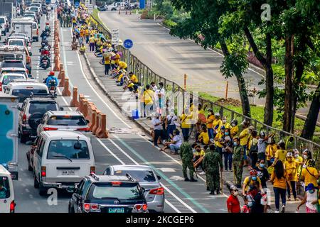 Les partisans de l'ancien Président des Philippines Benigno 'Noynoy' Aquino III attendent dans la file pour respecter ses cendres portées à l'Université Ateneo de Manille à Quezon City, aux Philippines, sur 25 juin 2021. L'ancien président Benigno Aquino III, connu sous le nom de PNoy, est décédé pacifiquement jeudi matin, 24 juin 2021 à l'âge de 61 ans à cause d'une maladie rénale. (Photo par Ryan Eduard Benaid/NurPhoto) Banque D'Images