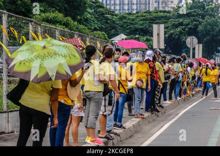 Les partisans de l'ancien Président des Philippines Benigno 'Noynoy' Aquino III attendent dans la file pour respecter ses cendres portées à l'Université Ateneo de Manille à Quezon City, aux Philippines, sur 25 juin 2021. L'ancien président Benigno Aquino III, connu sous le nom de PNoy, est décédé pacifiquement jeudi matin, 24 juin 2021 à l'âge de 61 ans à cause d'une maladie rénale. (Photo par Ryan Eduard Benaid/NurPhoto) Banque D'Images