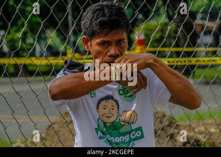 Les partisans de l'ancien Président des Philippines Benigno 'Noynoy' Aquino III attendent dans la file pour respecter ses cendres portées à l'Université Ateneo de Manille à Quezon City, aux Philippines, sur 25 juin 2021. L'ancien président Benigno Aquino III, connu sous le nom de PNoy, est décédé pacifiquement jeudi matin, 24 juin 2021 à l'âge de 61 ans à cause d'une maladie rénale. (Photo par Ryan Eduard Benaid/NurPhoto) Banque D'Images