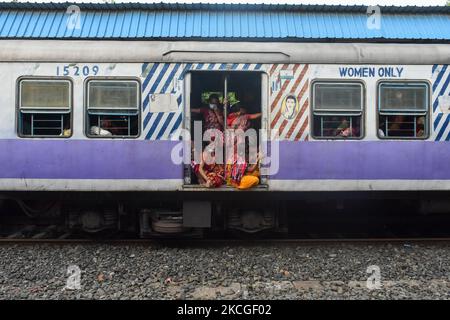 Les femmes crossent un compartiment de train sans protocole de distance sociale à Kolkata, en Inde, le 25 juin 2021. Le gouvernement indien avertit les citoyens de suivre tous les protocoles de la COVID afin d'éviter une troisième éclosion possible en raison de la nouvelle variante de Delta plus du coronavirus, selon le rapport des médias. (Photo par Debarchan Chatterjee/NurPhoto) Banque D'Images