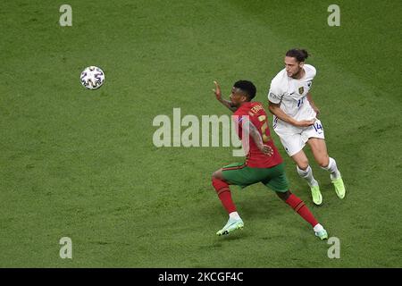 Nelson Semedo du Portugal bataille pour possession avec Adrien Rabiot de France pendant le championnat européen de l'UEFA 2020 match de football entre le Portugal et la France au stade Puskas Ferenc sur 23 juin 2021 à Budapest, Hongrie. (Photo par Alex Nicodim/NurPhoto) Banque D'Images