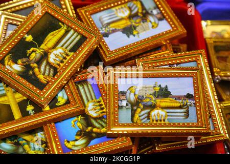 Photos de Padmanabhaswamy (Lord Vishnu dans la posture 'Anantha Shayana', le sommeil yogique éternel sur le serpent infini Adi Shesha) dans une petite boutique près du temple historique de Sree Padmanabhaswamy à Thiruvananthapuram (Trivandrum), Kerala, Inde. (Photo de Creative Touch Imaging Ltd./NurPhoto) Banque D'Images