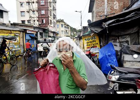 Un homme couvre son visage avec sa main à Kolkata, Inde, 26 juin 2021. (Photo par Indranil Aditya/NurPhoto) Banque D'Images