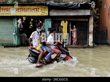 Les gens défilent dans une rue inondée en raison de la marée haute à Kolkata, Inde, 26 juin, 2021. (Photo par Indranil Aditya/NurPhoto) Banque D'Images