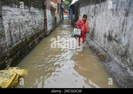 Une dame traverse une voie inondée à Kolkata , en Inde , le 26 juin 2021 . La marée haute au-dessus du Gange a causé des inondations massives dans diverses parties des zones de basse altitude à la rive du Gange à Kolkata . (Photo par Debarchan Chatterjee/NurPhoto) Banque D'Images
