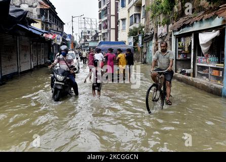 Les gens défilent dans une rue inondée en raison de la marée haute à Kolkata, Inde, 26 juin, 2021. (Photo par Indranil Aditya/NurPhoto) Banque D'Images