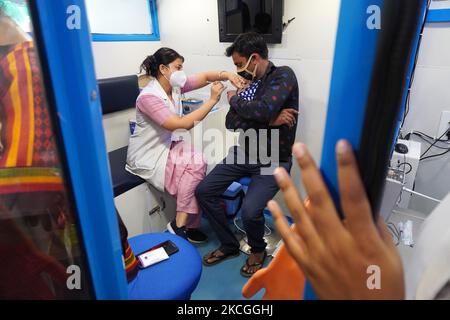 Un homme reçoit une dose de COVISHIELD, un vaccin contre le coronavirus (COVID-19), lors d'une campagne spéciale « vaccination sur roues » à l'intérieur d'une fourgonnette mobile de vaccination à New Delhi, en Inde, sur 26 juin 2021. (Photo de Mayank Makhija/NurPhoto) Banque D'Images