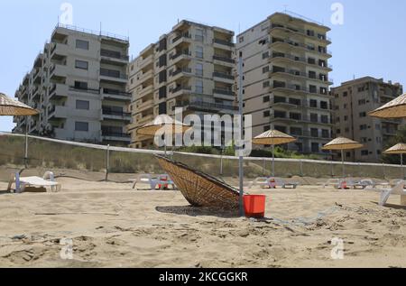 Des bâtiments abandonnés à Varosha, une zone clôturée par l'armée turque depuis la division de Chypre de 1974, sont vus d'une plage à Famagusta. Chypre, samedi, 26 juin 2021. (Photo de Danil Shamkin/NurPhoto) Banque D'Images
