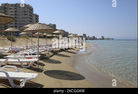 Des bâtiments abandonnés à Varosha, une zone clôturée par l'armée turque depuis la division de Chypre de 1974, sont vus d'une plage à Famagusta. Chypre, samedi, 26 juin 2021. (Photo de Danil Shamkin/NurPhoto) Banque D'Images
