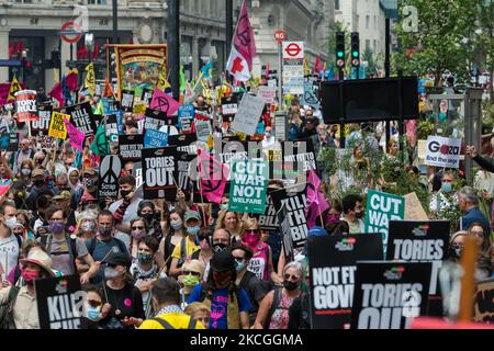 LONDRES, ROYAUME-UNI - 26 JUIN 2021 : les manifestants défilent dans le centre de Londres pendant l'Assemblée populaire contre l'austérité manifestation nationale sur 26 juin 2021 à Londres, Angleterre. Des manifestants de diverses organisations protestent contre la gestion par le Gouvernement de la pandémie du coronavirus et exigent la renationalisation des industries clés, la lutte contre le racisme institutionnel et l'action contre l'urgence climatique. (Photo de Wiktor Szymanowicz/NurPhoto) Banque D'Images