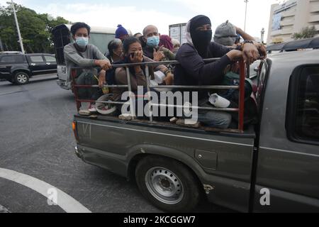 Labors est assis sur un pick-up à Bangkok sur 26 juin 2021. Le gouvernement a décidé de fermer les zones infectieuses et à haut risque, y compris les camps de travailleurs de la construction dans la région métropolitaine de Bangkok et quatre provinces frontalières du sud, pendant 30 jours à compter de lundi.(NUR PHOTO/Chaiwat Subprasom) (photo de Chaiwat Subprasom/NurPhoto) Banque D'Images