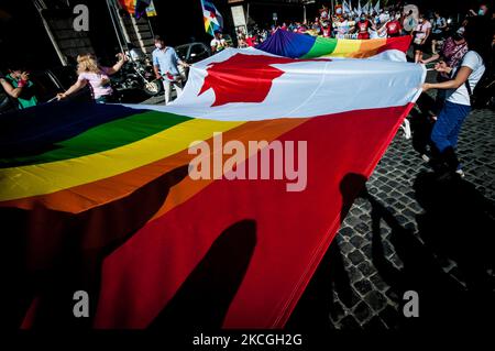 Les gens assistent à la Roma Pride 2021 annuelle, à Rome, en Italie, le samedi 26 juin 2021. Des milliers de personnes ont participé au défilé de samedi dans l'un des plus grands rassemblements publics tenus en Italie depuis le début de la pandémie du coronavirus. (Photo par Andrea Ronchini/NurPhoto) Banque D'Images