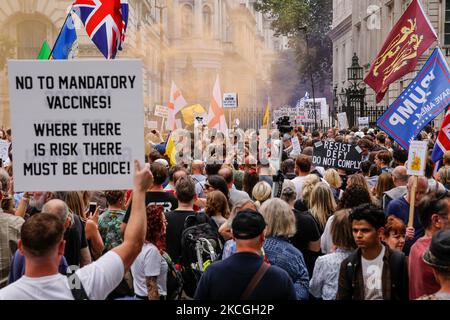 Des manifestants portant des écriteaux et des drapeaux manifestent devant Downing Street lors de la manifestation anti-verrouillage Unite for Freedom dans le centre de Londres, au Royaume-Uni, sur 26 juin 2021. Les personnes protestant contre les blocages se sont réunies pour soulever leurs préoccupations concernant les législations gouvernementales en matière de vaccination et la liberté de voyager et de socialiser. (Photo par Dominika Zarzycka/NurPhoto) Banque D'Images