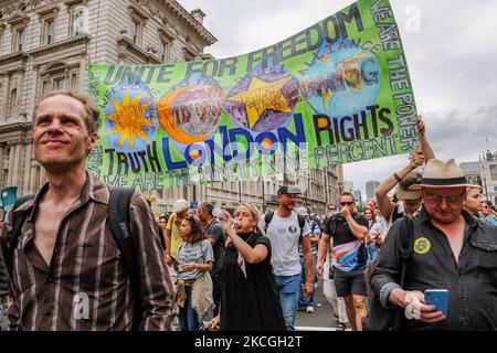 Des manifestants tenant des pancartes et des drapeaux défilent sur Whitehall pendant la manifestation anti-verrouillage Unite for Freedom dans le centre de Londres, au Royaume-Uni, sur 26 juin 2021. Les personnes protestant contre les blocages se sont réunies pour soulever leurs préoccupations concernant les législations gouvernementales en matière de vaccination et la liberté de voyager et de socialiser. (Photo par Dominika Zarzycka/NurPhoto) Banque D'Images