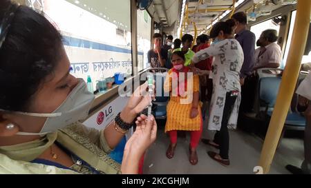 Un travailleur de la santé inocule une dose du vaccin contre le coronavirus Covishield, à Kolkata, en Inde, au 26 juin 2021. Un bus climatisé a été fourni par le département des transports du gouvernement du Bengale occidental pour la vaccination des groupes prioritaires sur les différents marchés. (Photo de Debajyoti Chakraborty/NurPhoto) Banque D'Images