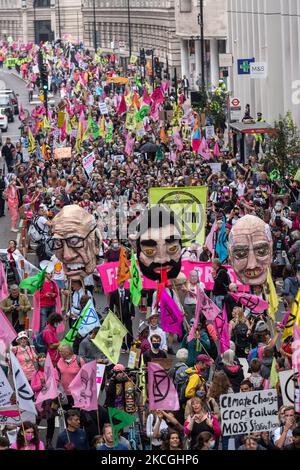 Extinction les activistes de la rébellion marchent à Southbank lors d'une manifestation Free the Press sur 27 juin 2021 à Londres, en Angleterre. Le groupe d'action sur le changement climatique s'est rallie à la perception du contrôle des médias britanniques par seulement quatre puissants milliardaires. (Photo par Dominika Zarzycka/NurPhoto) Banque D'Images