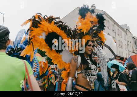 Personnes participant à l'édition 2021 de la parade de la fierté à Paris, France, sur 26 juin 2021 de Pantin à la place de la République. 30 000 personnes ont assisté à l'événement, selon les organisateurs. (Photo par Adrien Fillon/NurPhoto) Banque D'Images