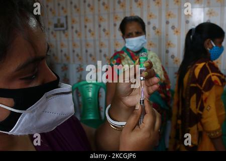 Un travailleur de la santé préparant une dose du vaccin Covishield contre le coronavirus Covid-19 lors d'une campagne de vaccination dans un centre de soins de santé, à Kolkata, en Inde, en 28 juin 2021. (Photo de Debajyoti Chakraborty/NurPhoto) Banque D'Images