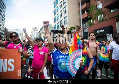 Sur 27 juin, des milliers de manifestants se sont rassemblés au parc Bryant de New York et ont défilé au Stonewall Inn for Pride 2021. (Photo de Karla Ann Cote/NurPhoto) Banque D'Images