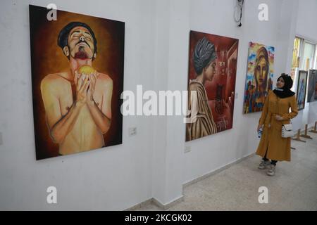 Les Palestiniens assistent à l'ouverture de l'exposition ''Festival de Gaza 2021 pour les arts visuels contemporains'' à Gaza, sur 28 juin 2021. (Photo de Majdi Fathi/NurPhoto) Banque D'Images