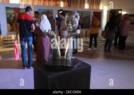 Les Palestiniens assistent à l'ouverture de l'exposition ''Festival de Gaza 2021 pour les arts visuels contemporains'' à Gaza, sur 28 juin 2021. (Photo de Majdi Fathi/NurPhoto) Banque D'Images