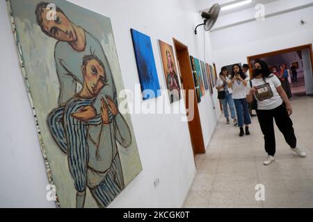 Les Palestiniens assistent à l'ouverture de l'exposition ''Festival de Gaza 2021 pour les arts visuels contemporains'' à Gaza, sur 28 juin 2021. (Photo de Majdi Fathi/NurPhoto) Banque D'Images