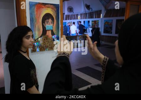 Les Palestiniens assistent à l'ouverture de l'exposition ''Festival de Gaza 2021 pour les arts visuels contemporains'' à Gaza, sur 28 juin 2021. (Photo de Majdi Fathi/NurPhoto) Banque D'Images