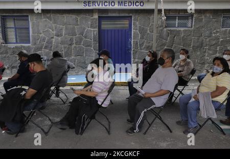 Zone d'observation à l'intérieur des installations de l'Ecole nationale préparatoire N ° 5 José Vasconcelos situé dans le bureau du maire Tlalpan, Mexico, Où le personnel médical a vacciné des personnes âgées de 50 à 59 ans avec la deuxième dose de la biologique Pfizer-BioNTech pendant l'urgence sanitaire et le feu jaune de circulation épidémiologique dans la capitale. (Photo de Gerardo Vieyra/NurPhoto) Banque D'Images