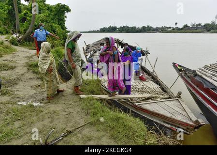 Une vieille femme prend la vaccination Covishield sur un bateau sur la rive de la rivière Mundeshwari, village de Chitnan, Inde, 29 juin, 2021. Selon un rapport des médias indiens, Cipla cherche à importer le vaccin Moderna COVID-19 en Inde. (Photo par Indranil Aditya/NurPhoto) Banque D'Images